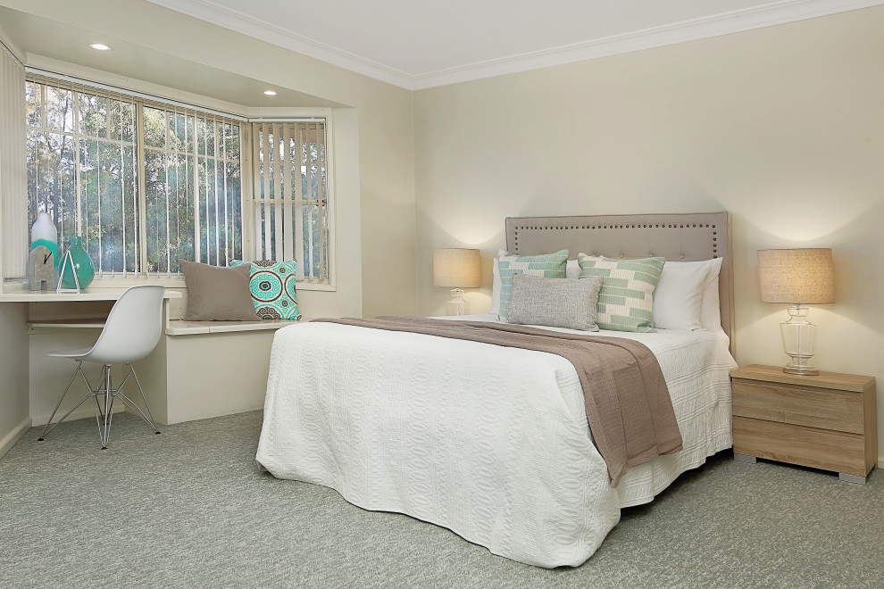 シドニーにある中くらいなコンテンポラリースタイルのおしゃれな主寝室 (ベージュの壁、カーペット敷き、緑の床) のレイアウト