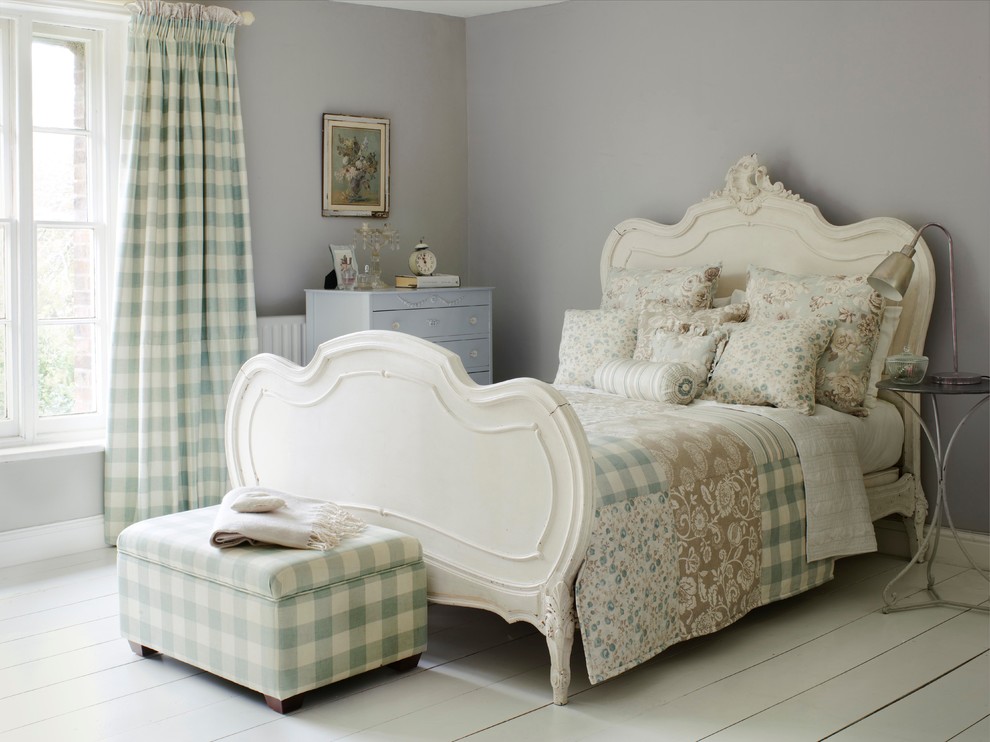 Bedroom - traditional bedroom idea in Oxfordshire