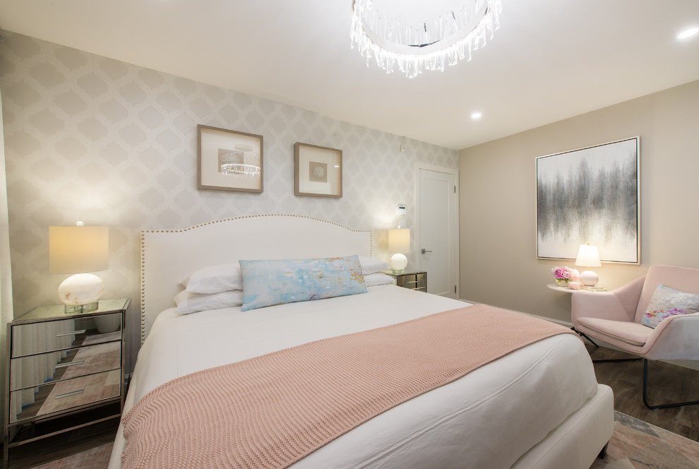 Стильный дизайн: хозяйская спальня среднего размера в стиле неоклассика (современная классика) с серыми стенами, полом из ламината и серым полом - последний тренд