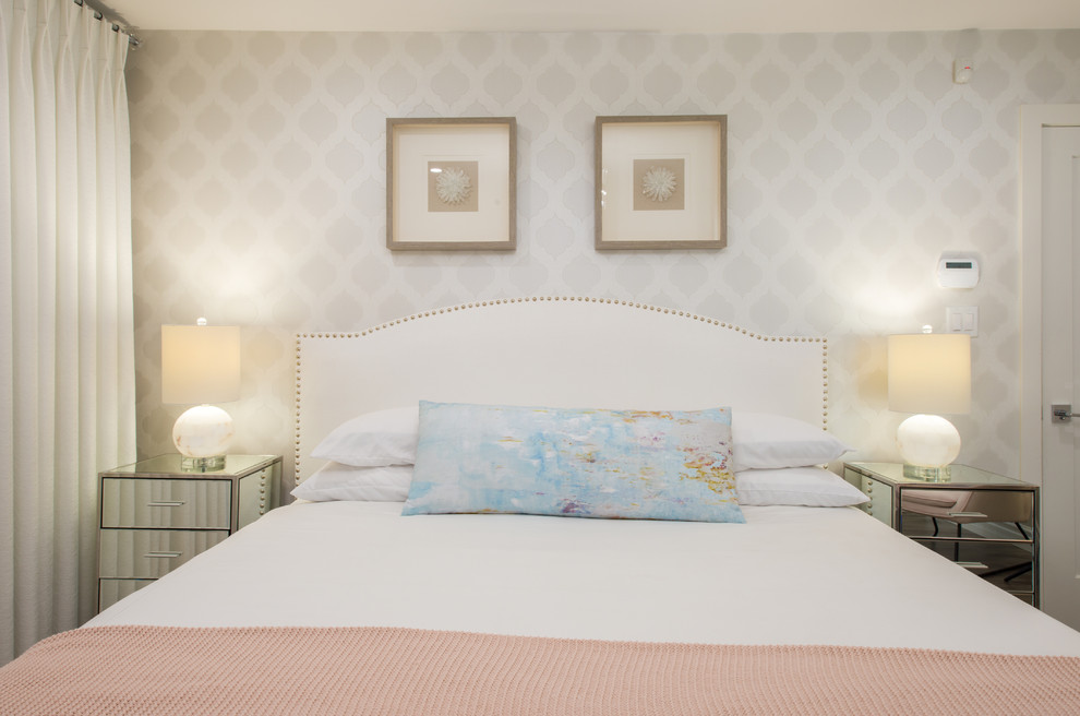 Пример оригинального дизайна: хозяйская спальня среднего размера в стиле неоклассика (современная классика) с серыми стенами, полом из ламината и серым полом