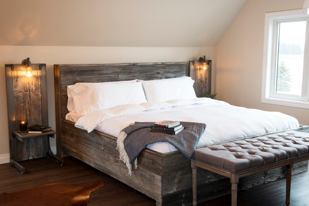 Foto di un'ampia camera da letto stile loft stile rurale con pareti beige, parquet scuro e nessun camino