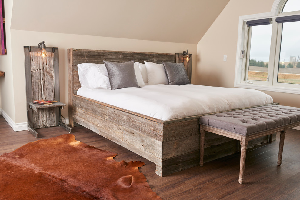 Uriges Schlafzimmer ohne Kamin, im Loft-Style mit beiger Wandfarbe und dunklem Holzboden in Toronto