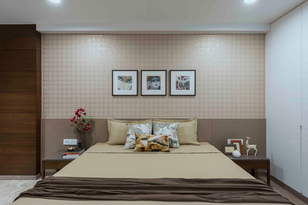 Immagine di una camera matrimoniale minimal con pareti beige e pavimento beige