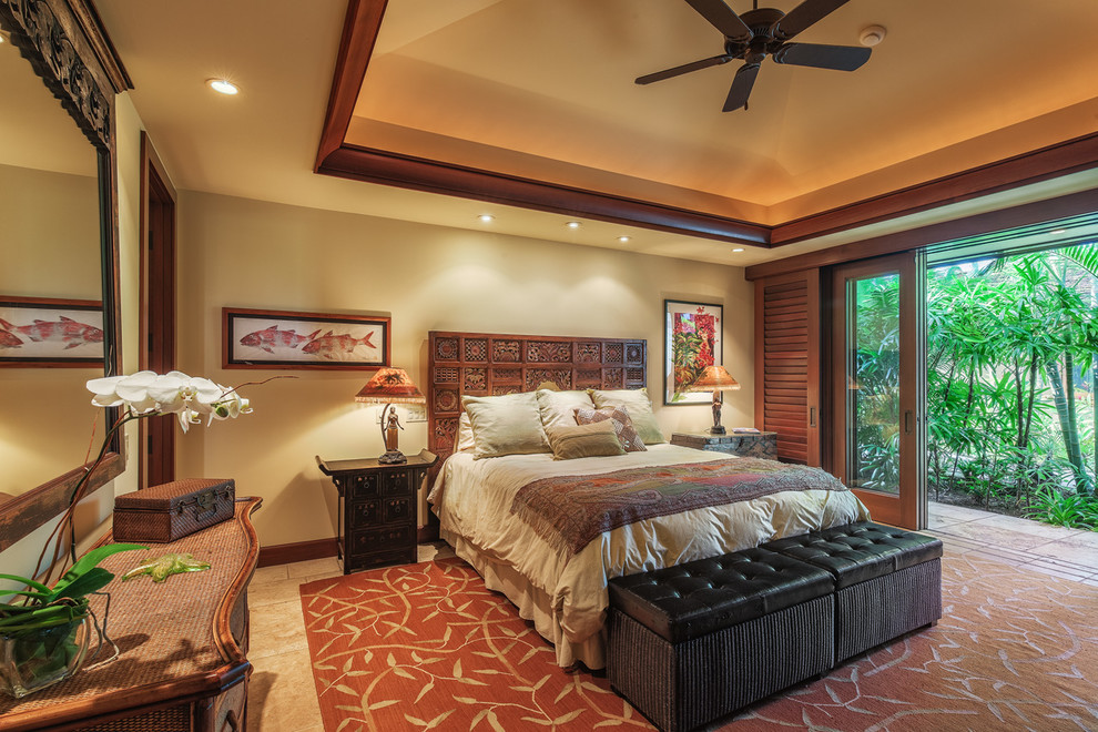 Diseño de habitación de invitados tropical grande con paredes beige y suelo de madera en tonos medios