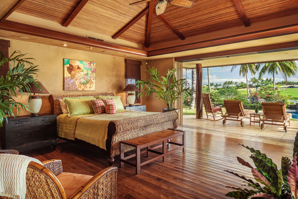 Idee per una grande camera matrimoniale tropicale con pareti beige e pavimento in legno massello medio
