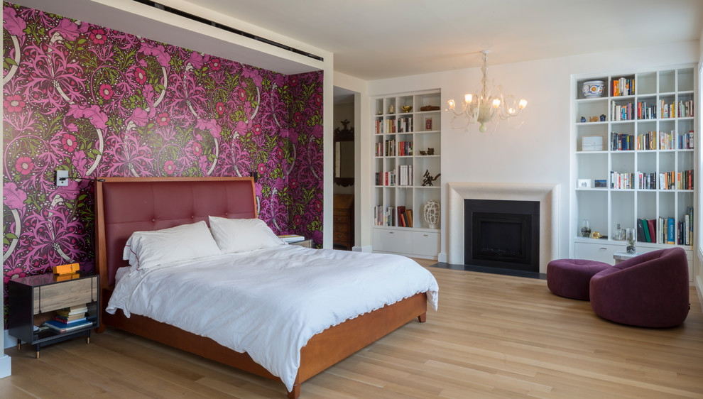 Idee per una camera da letto contemporanea con pareti multicolore, parquet chiaro, camino classico, pavimento beige e carta da parati