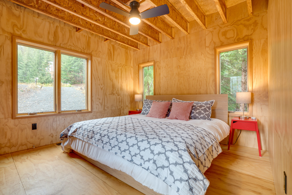 Industrial Schlafzimmer mit beiger Wandfarbe, hellem Holzboden und beigem Boden in Seattle