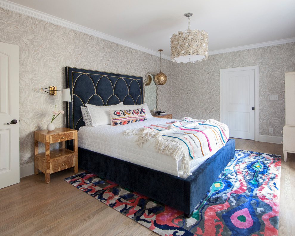 Свежая идея для дизайна: спальня в стиле фьюжн с серыми стенами, светлым паркетным полом и бежевым полом - отличное фото интерьера
