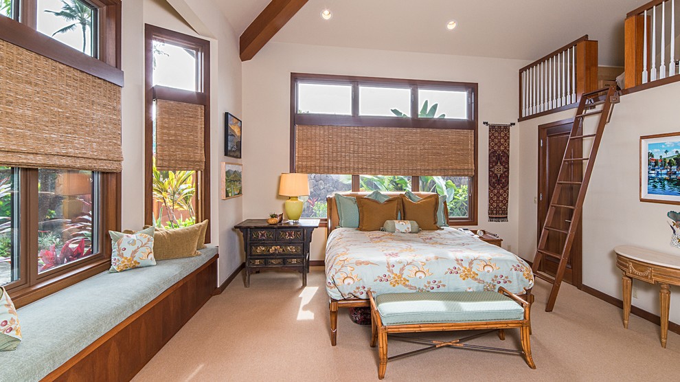 Idee per un'In mansarda camera da letto tropicale con pareti bianche e moquette