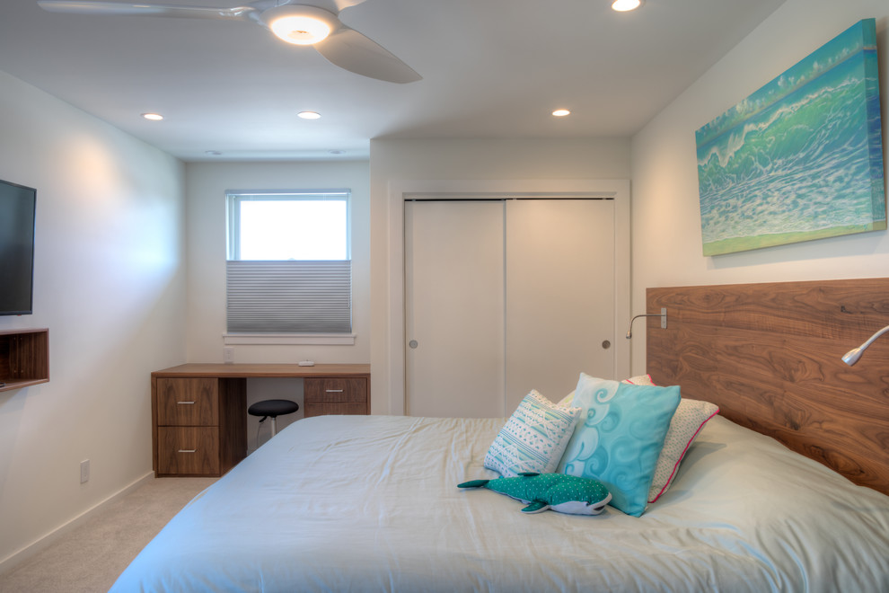 Imagen de habitación de invitados actual pequeña sin chimenea con suelo beige, paredes beige y moqueta