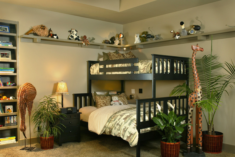 На фото: гостевая спальня среднего размера, (комната для гостей) в стиле модернизм с бежевыми стенами и ковровым покрытием