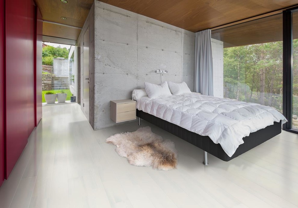 Minimalistisk inredning av ett mellanstort sovloft, med vita väggar, ljust trägolv och vitt golv