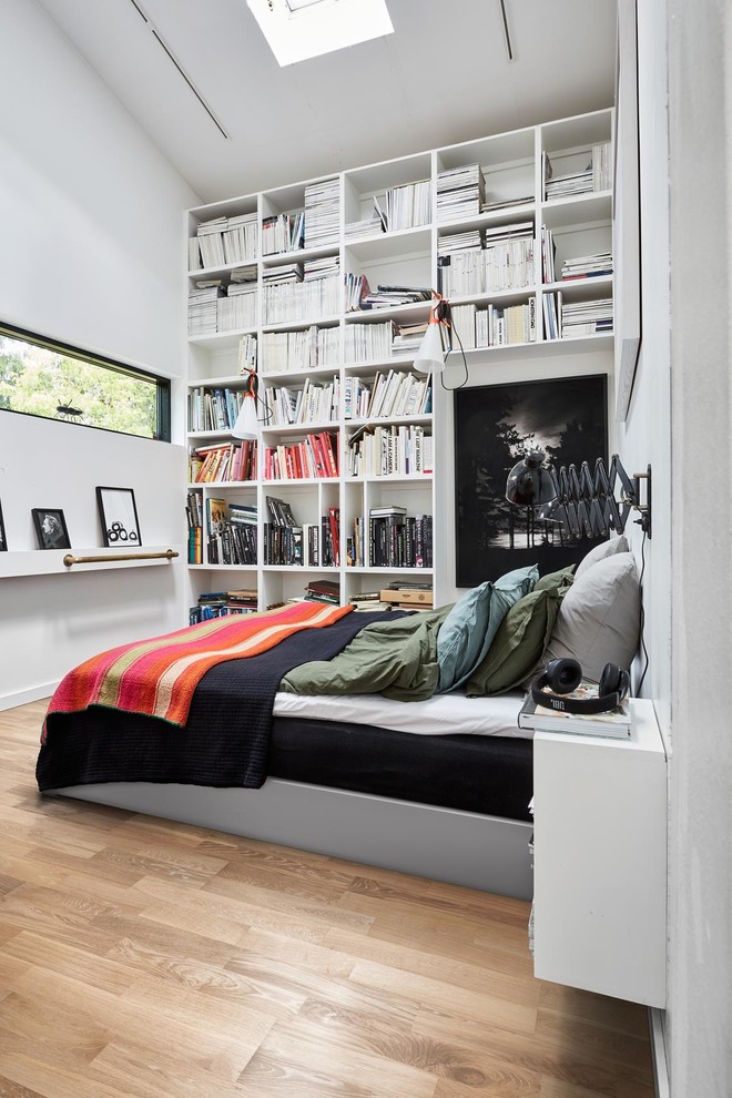 Imagen de dormitorio tipo loft rústico de tamaño medio con paredes marrones, suelo de madera en tonos medios y suelo marrón
