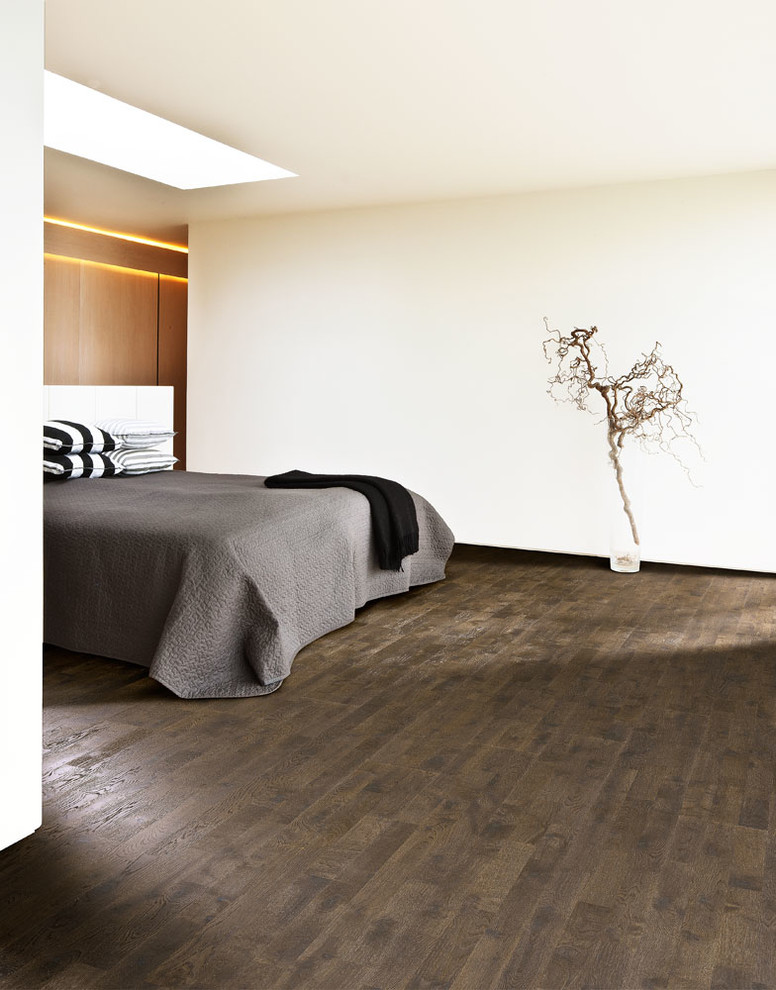 Foto de habitación de invitados escandinava de tamaño medio con paredes blancas y suelo de madera oscura