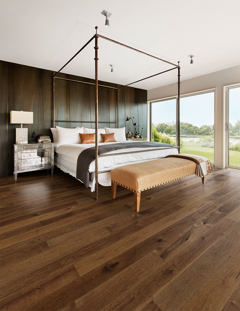Modelo de dormitorio principal clásico renovado de tamaño medio con paredes blancas y suelo de madera en tonos medios