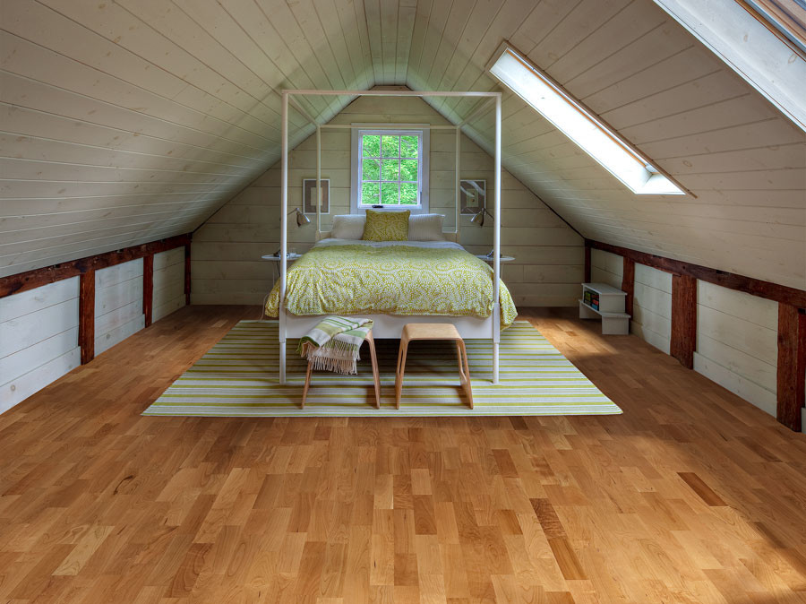 Idee per una camera degli ospiti country di medie dimensioni con pareti bianche e pavimento in legno massello medio