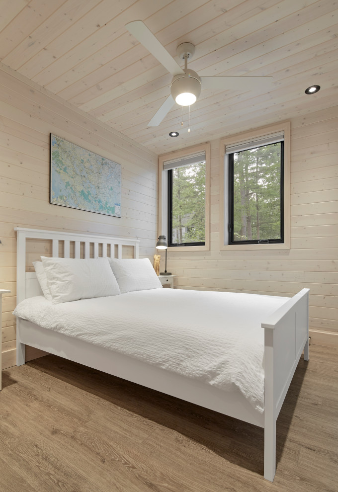 Kleines Klassisches Schlafzimmer ohne Kamin mit grauem Boden, Holzdecke und Holzwänden in Toronto