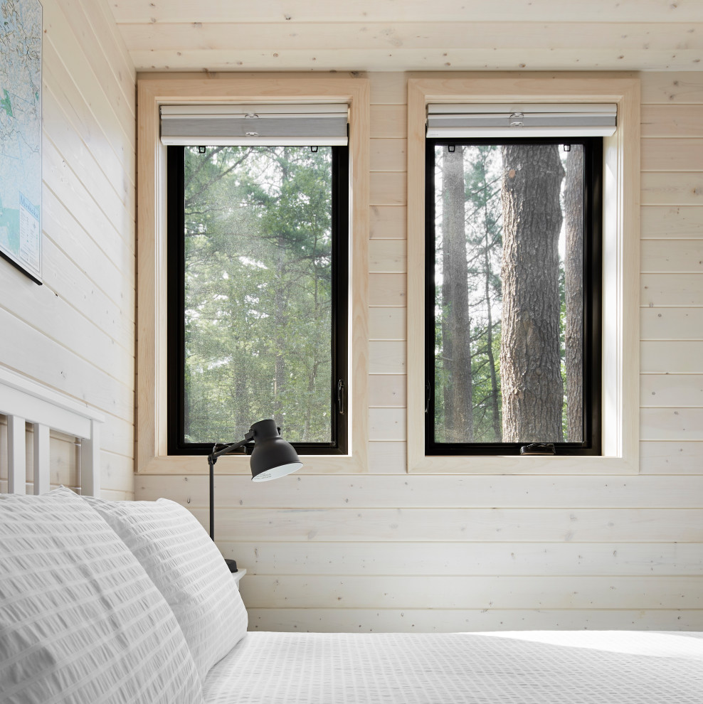 Свежая идея для дизайна: маленькая спальня в стиле неоклассика (современная классика) с серым полом, деревянным потолком и деревянными стенами без камина для на участке и в саду - отличное фото интерьера