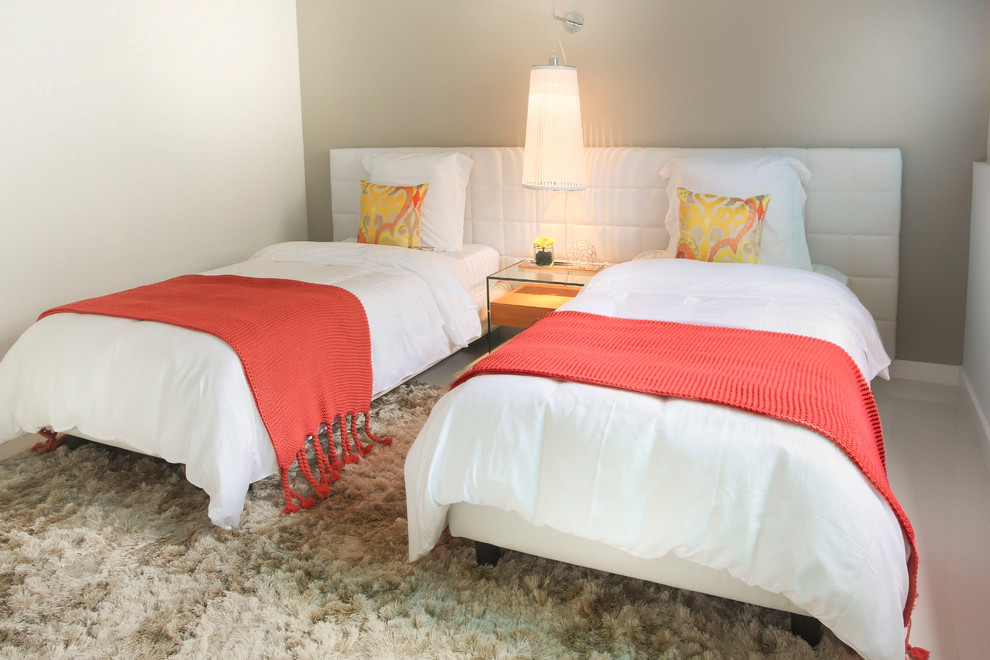 Источник вдохновения для домашнего уюта: гостевая спальня среднего размера, (комната для гостей) в современном стиле с серыми стенами, полом из керамогранита и серым полом без камина