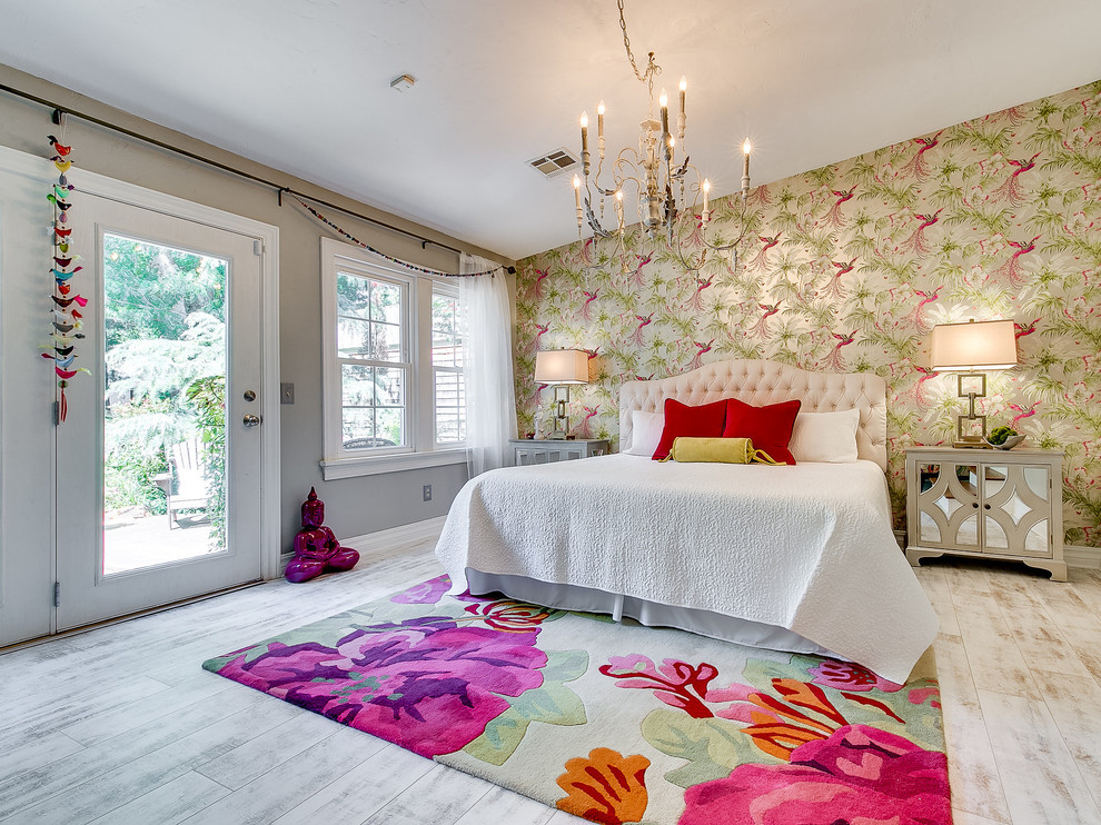 Свежая идея для дизайна: хозяйская спальня в стиле неоклассика (современная классика) с разноцветными стенами, светлым паркетным полом, серым полом и акцентной стеной - отличное фото интерьера