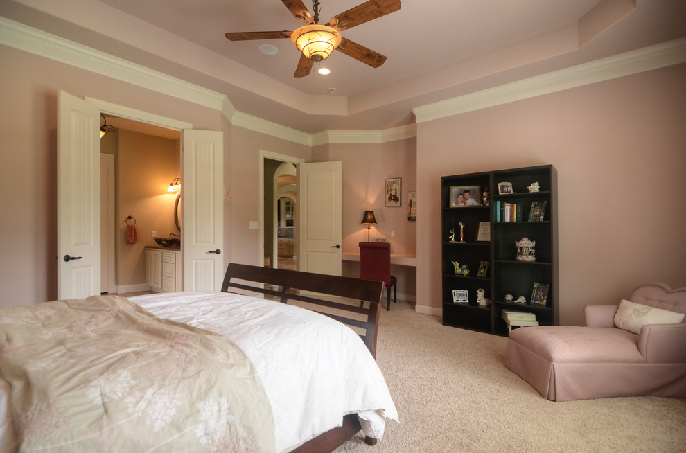 Design ideas for an expansive traditional guest bedroom in Houston with pink walls and carpet.