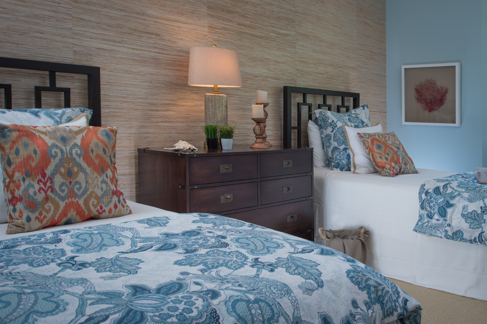 Modelo de habitación de invitados exótica de tamaño medio sin chimenea con paredes azules y moqueta