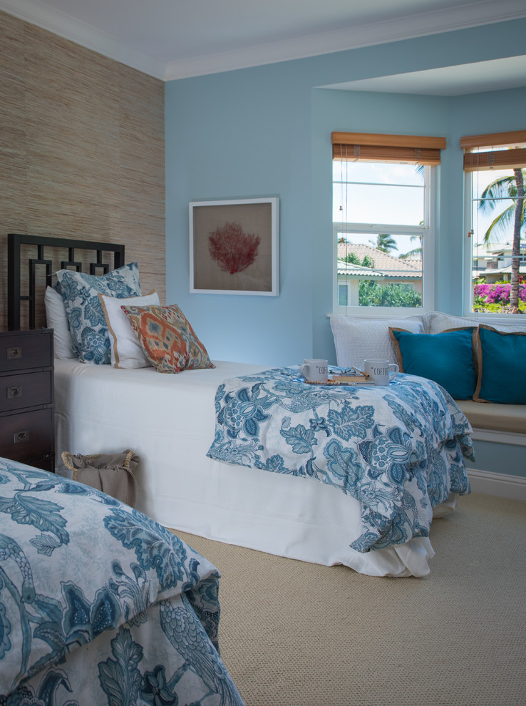 Imagen de habitación de invitados exótica de tamaño medio sin chimenea con paredes azules y moqueta