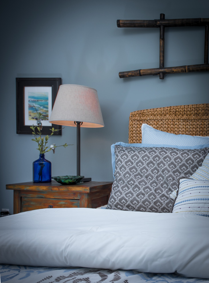 Mid-sized island style guest carpeted bedroom photo in Hawaii with blue walls and no fireplace