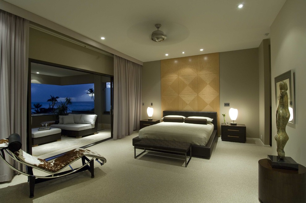На фото: большая хозяйская спальня в стиле модернизм с серыми стенами, ковровым покрытием и бежевым полом без камина с