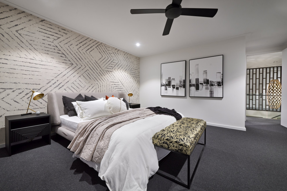 Свежая идея для дизайна: спальня в современном стиле с белыми стенами, ковровым покрытием, серым полом и обоями на стенах - отличное фото интерьера