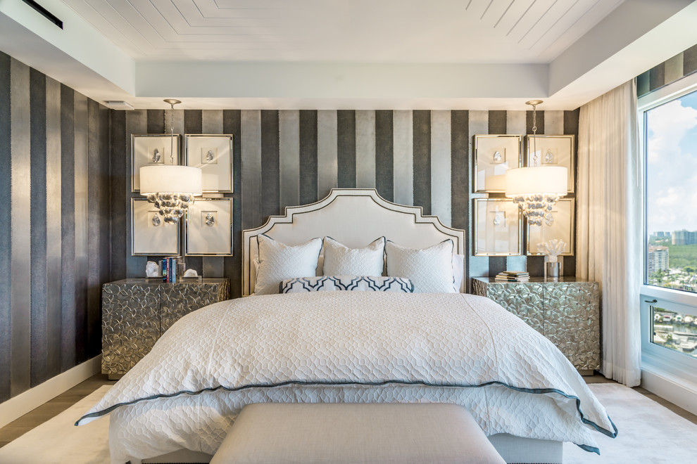 Ispirazione per una camera da letto classica con pareti multicolore, pavimento in legno massello medio e pavimento marrone