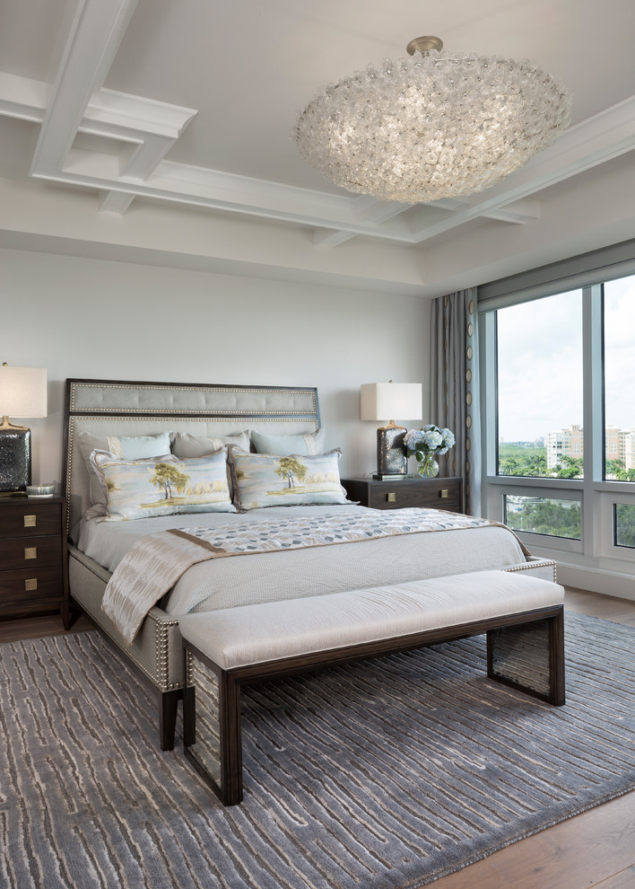 マイアミにある中くらいなトランジショナルスタイルのおしゃれな主寝室 (茶色い床、グレーの壁、無垢フローリング、グレーとブラウン) のインテリア