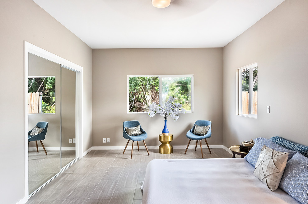 Foto di una camera degli ospiti minimalista di medie dimensioni con pareti beige, pavimento con piastrelle in ceramica e pavimento beige