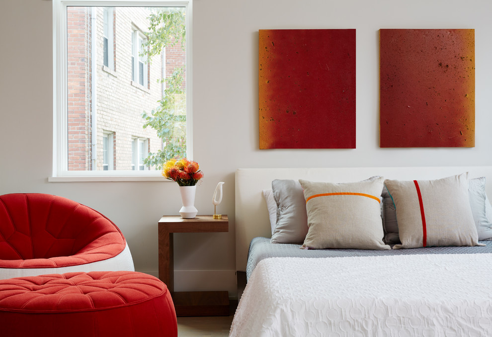 ボストンにある中くらいなコンテンポラリースタイルのおしゃれな客用寝室 (白い壁、濃色無垢フローリング、暖炉なし、茶色い床)