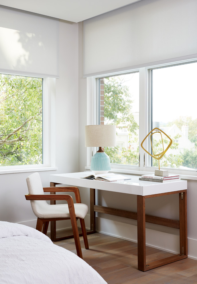 Modelo de habitación de invitados contemporánea de tamaño medio sin chimenea con paredes blancas, suelo de madera clara y suelo beige