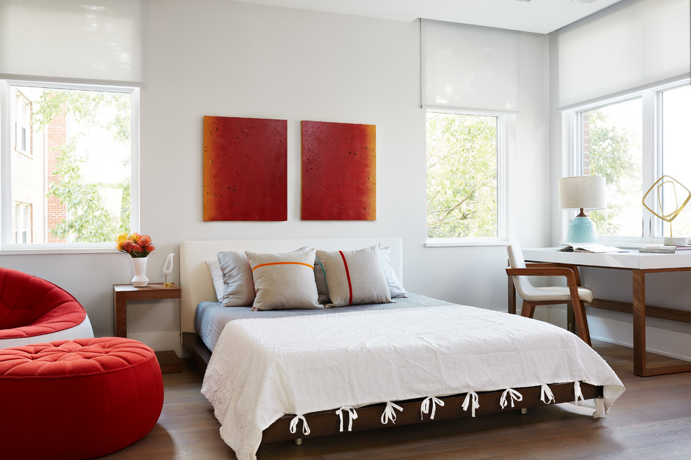 Diseño de habitación de invitados blanca y madera contemporánea de tamaño medio sin chimenea con paredes blancas, suelo de madera clara, suelo beige y con escritorio