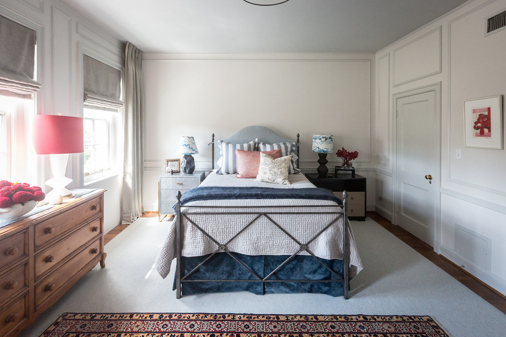 Großes Klassisches Hauptschlafzimmer mit weißer Wandfarbe, braunem Holzboden, Kamin, Kaminumrandung aus Metall und braunem Boden in Washington, D.C.