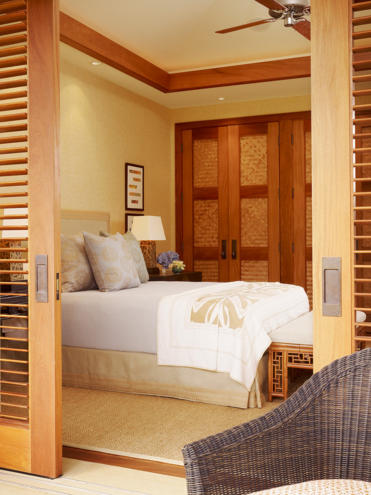 ハワイにあるトロピカルスタイルのおしゃれな寝室 (ベージュの壁、カーペット敷き) のレイアウト