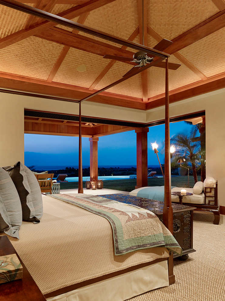 ハワイにあるトロピカルスタイルのおしゃれな寝室 (ベージュの壁、カーペット敷き、暖炉なし、グレーとブラウン) のレイアウト