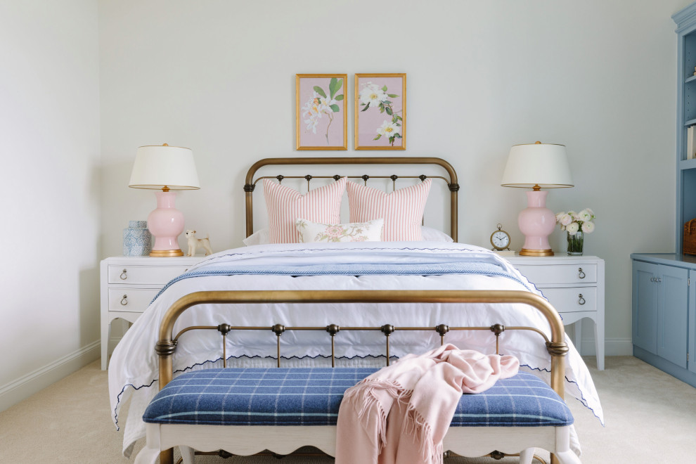 Idee per una camera da letto classica con pareti bianche, moquette e pavimento beige