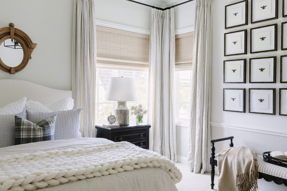 カンザスシティにあるトラディショナルスタイルのおしゃれな寝室 (白い壁、カーペット敷き、ベージュの床、羽目板の壁) のインテリア