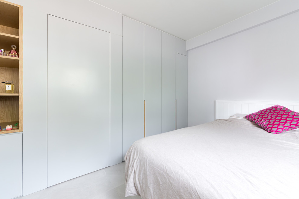 Foto de habitación de invitados minimalista pequeña con paredes grises y suelo de cemento
