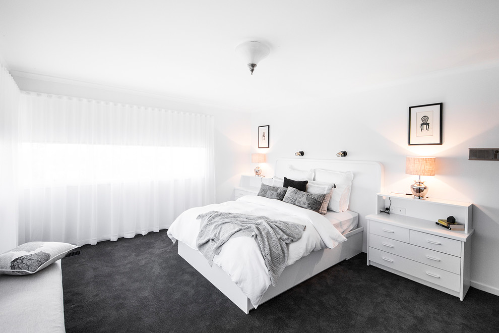 Imagen de dormitorio principal actual grande con paredes blancas y moqueta