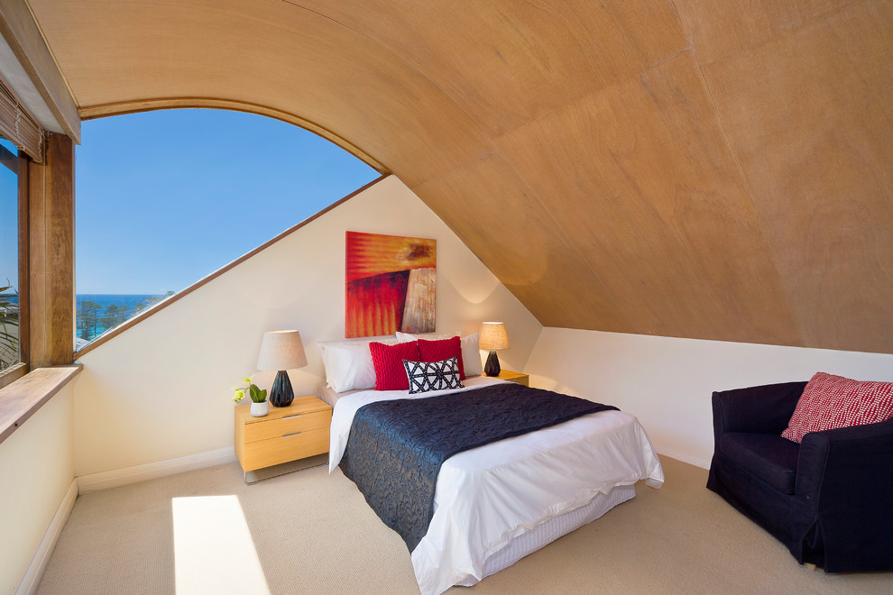 Idée de décoration pour une petite chambre avec moquette design avec un mur blanc et un sol beige.