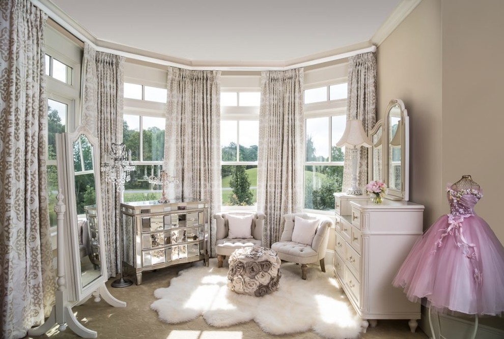 Diseño de habitación de invitados clásica grande con paredes beige