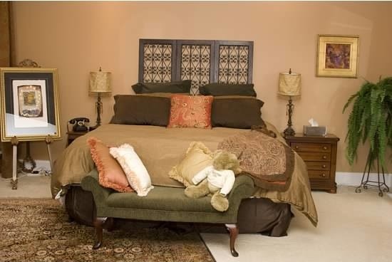 Ejemplo de dormitorio principal clásico renovado de tamaño medio con paredes beige, moqueta, todas las chimeneas y marco de chimenea de piedra