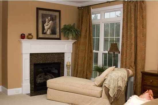 Imagen de dormitorio principal tradicional renovado de tamaño medio con paredes beige, moqueta, todas las chimeneas y marco de chimenea de piedra
