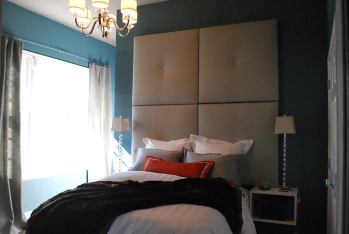 Modelo de dormitorio tipo loft contemporáneo pequeño con paredes azules y suelo de cemento