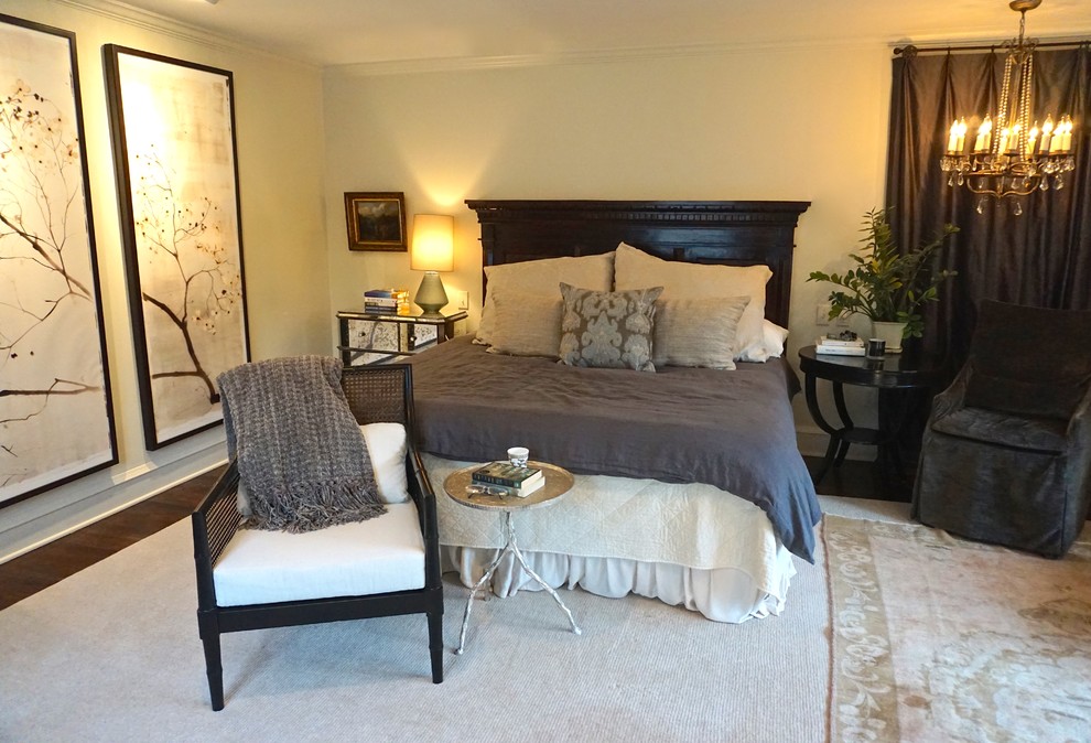 Modelo de dormitorio principal romántico extra grande sin chimenea con paredes blancas y suelo de madera en tonos medios