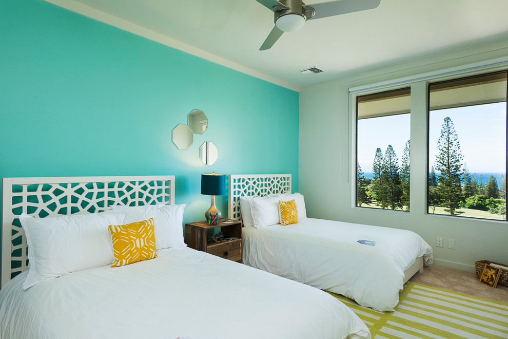 Maritimes Schlafzimmer mit weißer Wandfarbe in Hawaii